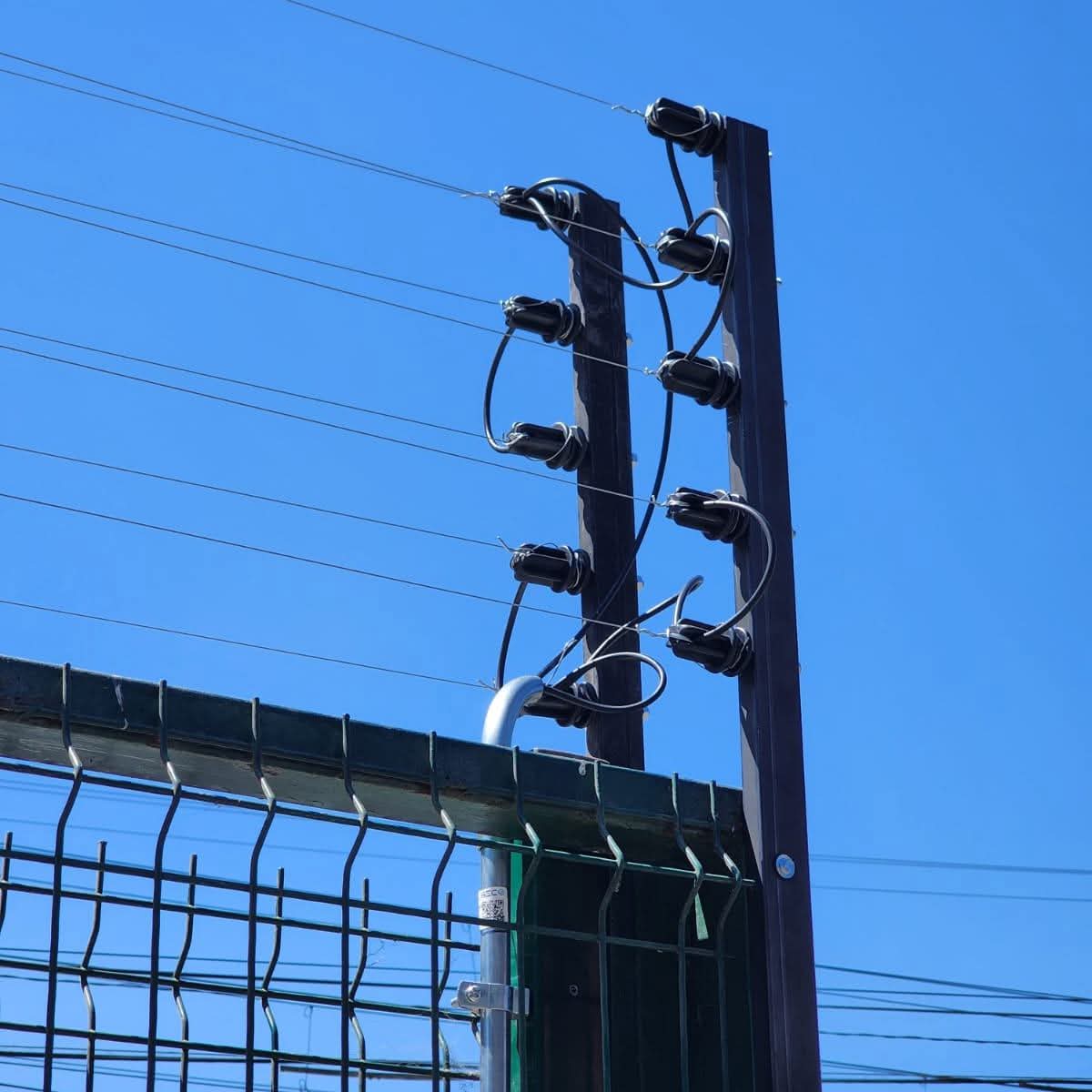 Cerco eléctrico con aisladores instalado